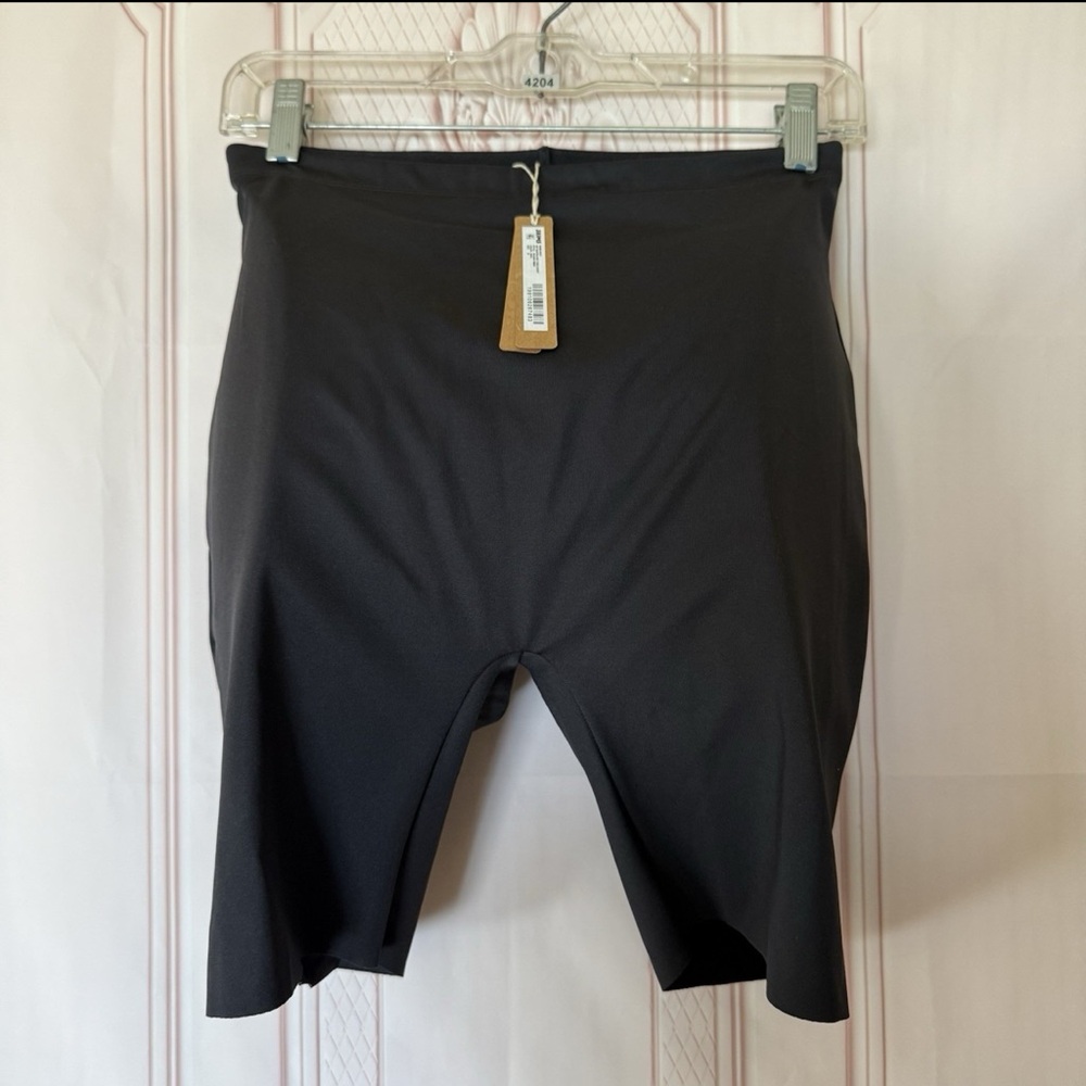 Skims Body Hip Shaping Mid Thigh Short Size Medium Onyx Padded NWT $98